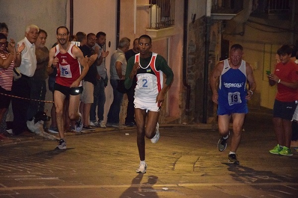 felicien-muhitira-vincitore-2016-giro-podistico-internazionale-di-santambrogio